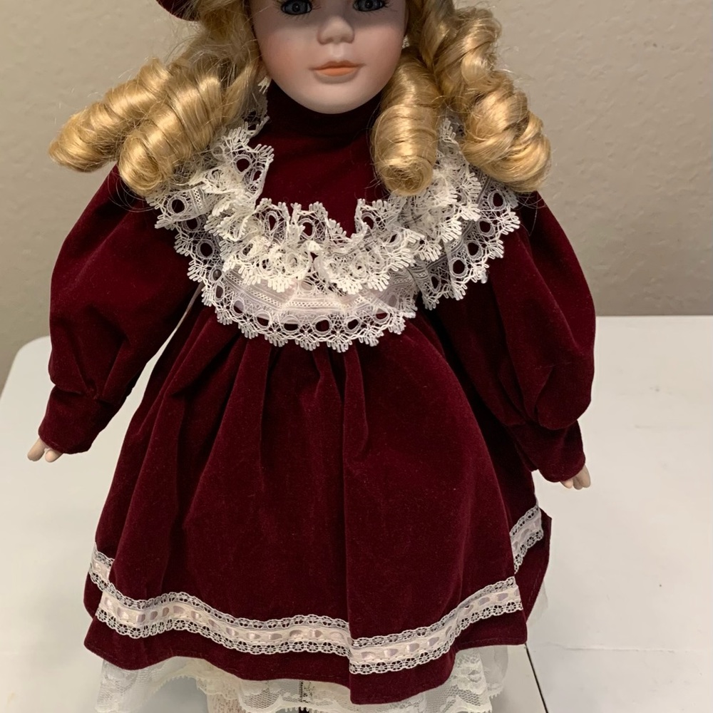 PORCELAIN DOLL VINTAGE 80's Beautiful 16" doll stand included EC Rare Find - Picture 5 of 15